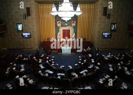 Teheran, Iran. November 2024. Eine breite Ansicht zeigt, dass die Mitglieder der iranischen Expertenversammlung an einer halbjährlichen Sitzung im alten iranischen Parlamentsgebäude in Teheran teilnehmen. Die Expertenversammlung ist ein gewähltes Organ im Iran, das für die Ernennung, Überwachung und gegebenenfalls Entlassung des Obersten Führers der Islamischen Republik zuständig ist. Die Versammlung besteht aus 88 islamischen Juristen (Mujtahids), die vom Volk für acht Jahre gewählt werden. Vor der Kandidatur müssen die Kandidaten vom Guardian Council geprüft und genehmigt werden, der unter der Autorität des Obersten Führers arbeitet. Quelle: ZUMA Press, Inc./ Stockfoto