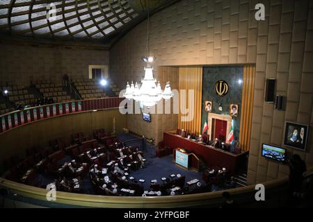 Teheran, Iran. November 2024. Eine breite Ansicht zeigt, dass die Mitglieder der iranischen Expertenversammlung an einer halbjährlichen Sitzung im alten iranischen Parlamentsgebäude in Teheran teilnehmen. Die Expertenversammlung ist ein gewähltes Organ im Iran, das für die Ernennung, Überwachung und gegebenenfalls Entlassung des Obersten Führers der Islamischen Republik zuständig ist. Die Versammlung besteht aus 88 islamischen Juristen (Mujtahids), die vom Volk für acht Jahre gewählt werden. Vor der Kandidatur müssen die Kandidaten vom Guardian Council geprüft und genehmigt werden, der unter der Autorität des Obersten Führers arbeitet. Quelle: ZUMA Press, Inc./ Stockfoto