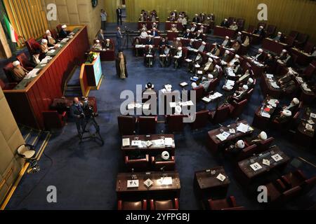 Teheran, Iran. November 2024. Eine breite Ansicht zeigt, dass die Mitglieder der iranischen Expertenversammlung an einer halbjährlichen Sitzung im alten iranischen Parlamentsgebäude in Teheran teilnehmen. Die Expertenversammlung ist ein gewähltes Organ im Iran, das für die Ernennung, Überwachung und gegebenenfalls Entlassung des Obersten Führers der Islamischen Republik zuständig ist. Die Versammlung besteht aus 88 islamischen Juristen (Mujtahids), die vom Volk für acht Jahre gewählt werden. Vor der Kandidatur müssen die Kandidaten vom Guardian Council geprüft und genehmigt werden, der unter der Autorität des Obersten Führers arbeitet. Quelle: ZUMA Press, Inc./ Stockfoto