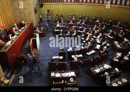 Teheran, Iran. November 2024. Eine breite Ansicht zeigt, dass die Mitglieder der iranischen Expertenversammlung an einer halbjährlichen Sitzung im alten iranischen Parlamentsgebäude in Teheran teilnehmen. Die Expertenversammlung ist ein gewähltes Organ im Iran, das für die Ernennung, Überwachung und gegebenenfalls Entlassung des Obersten Führers der Islamischen Republik zuständig ist. Die Versammlung besteht aus 88 islamischen Juristen (Mujtahids), die vom Volk für acht Jahre gewählt werden. Vor der Kandidatur müssen die Kandidaten vom Guardian Council geprüft und genehmigt werden, der unter der Autorität des Obersten Führers arbeitet. Quelle: ZUMA Press, Inc./ Stockfoto