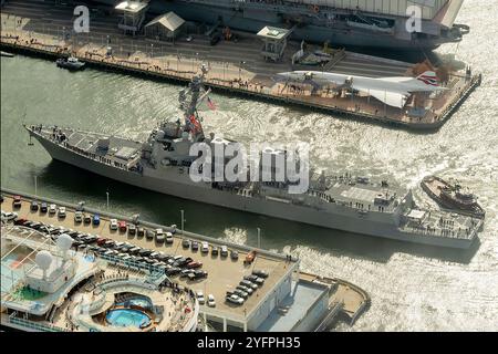 Die Besatzung des neuesten Raketenzerstörers der Arleigh-Burke-Klasse USS John Basilone (DDG 122) bemannt die Schienen, während die Basilone für die ITS ankommt Stockfoto