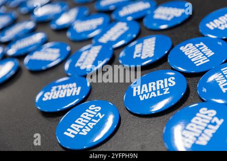 Las Vegas, USA. November 2024. Buttons verfügbar beim „When We Vote We Win“-Konzert der Harris-Walz-Kampagne in der MGM Grand Garden Arena in Las Vegas am 4. November 2024. (Foto: Travis P Ball/SIPA USA) Credit: SIPA USA/Alamy Live News Stockfoto