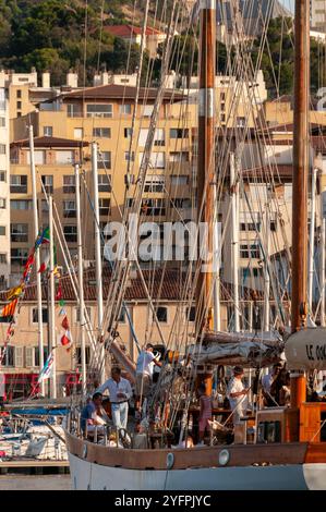 Aperitif-Zeit auf einem luxuriösen Segelboot im Vieux Port von Marseille Stockfoto