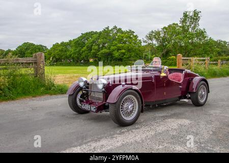 In den 1970 70er Jahren baute der Reisebus Maroon NG TC V8 Petrol 3528 ccm, ein klassischer Sportwagen im britischen Stil, ein Tourenwagen-Rennen auf nationaler Ebene, britische Klassiker, Automobilsammler, Motorenenthusiasten und historische Veteranen, die in Eccleston, Großbritannien reisen Stockfoto