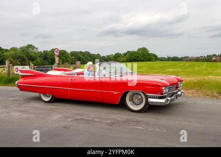1959 50er Jahre Red American Cadillac Benzinmotor 6500 ccm; US-amerikanische Klassiker, Automobilsammler, Motorenfreunde und historische Veteranen reisen in Eccleston, Großbritannien Stockfoto