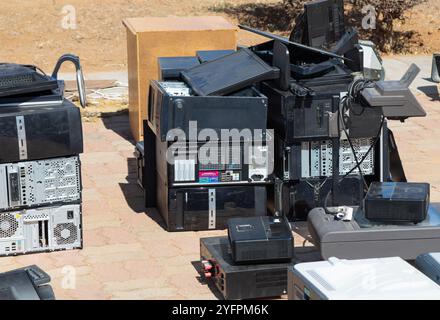 Elektro- und Elektronik-Altgeräte, E-Abfall, das größte Problem in Afrika, bestehen aus gebrauchten und entsorgten Elektro- und Elektronikgeräten. Stockfoto