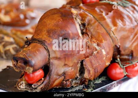 Gegrilltes Schweinefleisch auf dem Naschmarkt. Wien. Österreich. Stockfoto
