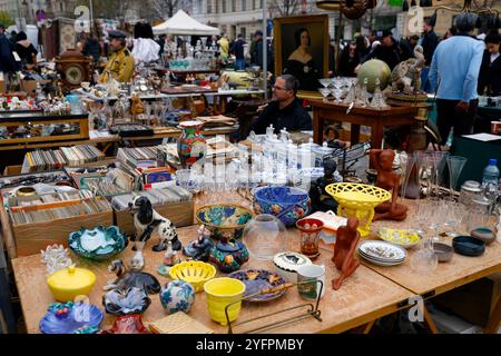 Der samstagsflohmarkt am Naschmarkt an der linken Wienzeile. BRIC-a-Brac-Stand, der eine Reihe von Gebrauchthaushalten verkauft. Wien. Österreich. Stockfoto