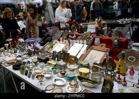 Der samstagsflohmarkt am Naschmarkt an der linken Wienzeile. BRIC-a-Brac-Stand, der eine Reihe von Gebrauchthaushalten verkauft. Wien. Österreich. Stockfoto