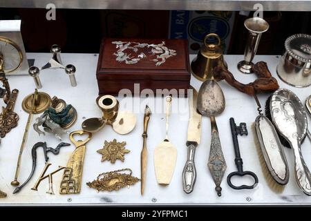 Der samstagsflohmarkt am Naschmarkt an der linken Wienzeile. BRIC-a-Brac-Stand, der eine Reihe von Gebrauchthaushalten verkauft. Wien. Österreich. Stockfoto