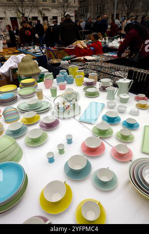 Der samstagsflohmarkt am Naschmarkt an der linken Wienzeile. BRIC-a-Brac-Stand, der eine Reihe von Gebrauchthaushalten verkauft. Wien. Österreich. Stockfoto