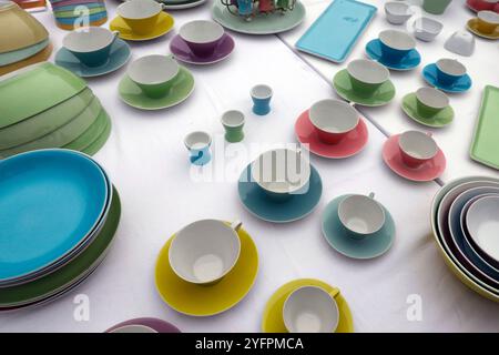 Der samstagsflohmarkt am Naschmarkt an der linken Wienzeile. BRIC-a-Brac-Stand, der eine Reihe von Gebrauchthaushalten verkauft. Wien. Österreich. Stockfoto