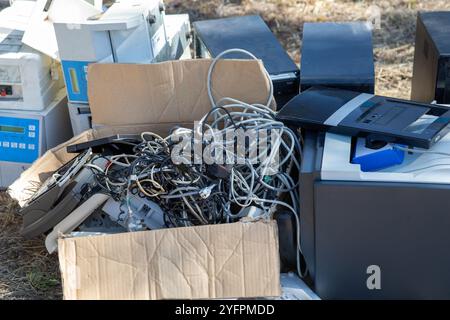 Elektro- und Elektronikaltgeräte (E-Waste) , Box mit Kabeln, Drähten, besteht aus gebrauchten und entsorgten Desktop-Druckern. Laser- und Tintenstrahldrucker Stockfoto