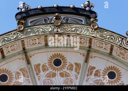 Der Stadtbahnbahnhof Karlsplatz ist ein schönes Beispiel für Wiener Jugendstil-Architektur, entworfen von Otto Wagner. Jugendstil. Wien. Österreich. Stockfoto