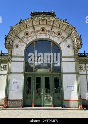 Der Stadtbahnbahnhof Karlsplatz ist ein schönes Beispiel für Wiener Jugendstil-Architektur, entworfen von Otto Wagner. Jugendstil. Wien. Österreich. Stockfoto