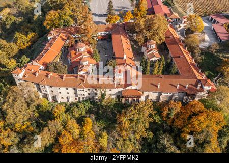 Aus der Vogelperspektive zu einem Bachkowo-Kloster „Himmelfahrt der Jungfrau Maria“, Rhodopen, Bulgarien im Herbst Stockfoto