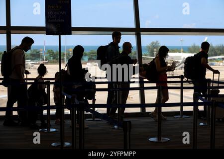 Passagiere warten in der Abflughalle des internationalen Flughafens Phuket auf ihren Flug Stockfoto