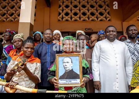 Katholische Gruppe in Mitro, Porto Novo, Benin. Er hält ein Porträt von Adolf Kolping Stockfoto