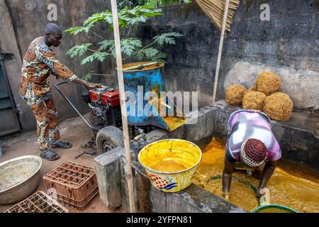 Die Dorfbewohner machen Palmöl in Dokoue, Benin Stockfoto