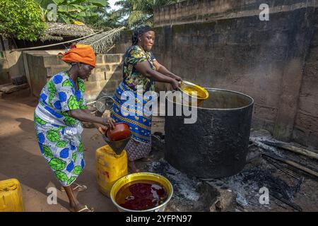 Die Dorfbewohner machen Palmöl in Dokoue, Benin Stockfoto