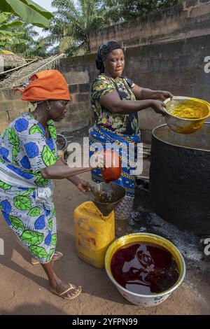 Die Dorfbewohner machen Palmöl in Dokoue, Benin Stockfoto