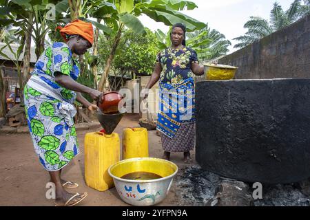 Die Dorfbewohner machen Palmöl in Dokoue, Benin Stockfoto