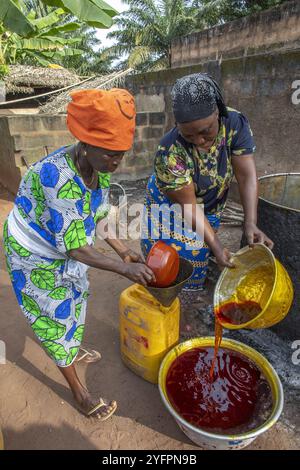 Die Dorfbewohner machen Palmöl in Dokoue, Benin Stockfoto