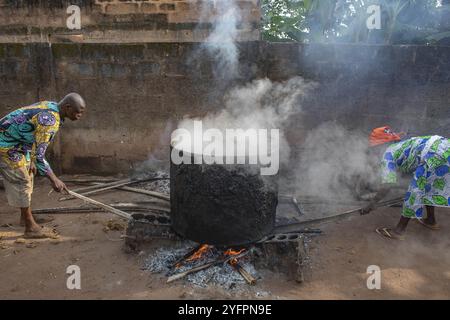 Die Dorfbewohner machen Palmöl in Dokoue, Benin Stockfoto