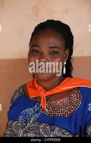 Frau mit Schal in Mitro, Porto Novo, Benin Stockfoto