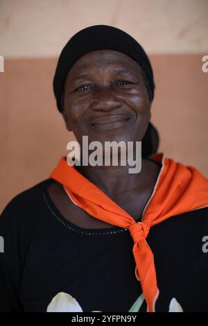 Frau mit Schal in Mitro, Porto Novo, Benin Stockfoto