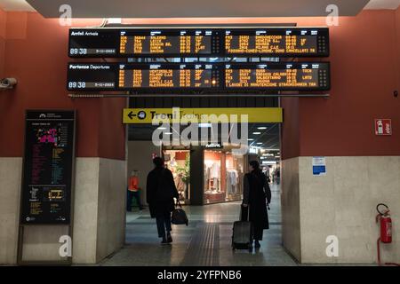 Torino, Italien. November 2024. Verspätungen und Zugausfälle am Bahnhof &#x201c;Porta Nuova&#x201d; Turin. Eisenbahnarbeiter, die von mehreren großen Gewerkschaften Italiens vertreten werden, planen einen landesweiten Achtstundenstreik zwischen 09:00 und 17:00 Uhr am 5. November. Der Zweck der Aktion ist es, gegen die angebliche zunehmende Unsicherheit in den Zügen zu protestieren; die Arbeitsunterbrechung ist eine Reaktion auf eine kürzlich erstochene Erstochung eines Zugführers an einem Bahnhof in Rivarolo. Turin, Dienstag, 5. November 2024. (Foto: Marco Alpozzi/Lapresse) Credit: LaPresse/Alamy Live News Stockfoto