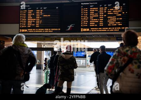 Torino, Italien. November 2024. Verspätungen und Zugausfälle am Bahnhof &#x201c;Porta Nuova&#x201d; Turin. Eisenbahnarbeiter, die von mehreren großen Gewerkschaften Italiens vertreten werden, planen einen landesweiten Achtstundenstreik zwischen 09:00 und 17:00 Uhr am 5. November. Der Zweck der Aktion ist es, gegen die angebliche zunehmende Unsicherheit in den Zügen zu protestieren; die Arbeitsunterbrechung ist eine Reaktion auf eine kürzlich erstochene Erstochung eines Zugführers an einem Bahnhof in Rivarolo. Turin, Dienstag, 5. November 2024. (Foto: Marco Alpozzi/Lapresse) Credit: LaPresse/Alamy Live News Stockfoto