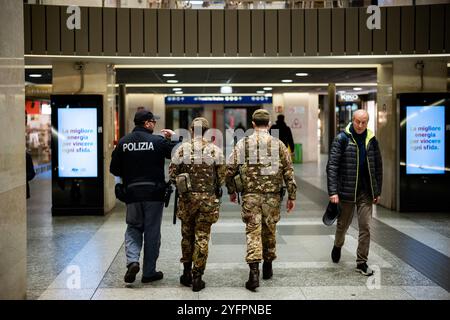 Torino, Italien. November 2024. Eisenbahnpolizei und italienische Armee patrouillieren in der Station Porta nuova Eisenbahnarbeiter, die von mehreren großen italienischen Gewerkschaften vertreten sind, planen einen landesweiten, achtstündigen Streik zwischen 09:00 und 17:00 Uhr am 5. November. Der Zweck der Aktion ist es, gegen die angebliche zunehmende Unsicherheit in den Zügen zu protestieren; die Arbeitsunterbrechung ist eine Reaktion auf eine kürzlich erstochene Erstochung eines Zugführers an einem Bahnhof in Rivarolo. Turin, Dienstag, 5. November 2024. (Foto: Marco Alpozzi/Lapresse) Credit: LaPresse/Alamy Live News Stockfoto