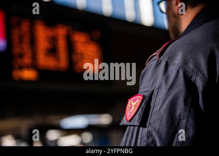 Torino, Italien. November 2024. Eisenbahnpolizei und italienische Armee patrouillieren in der Station Porta nuova Eisenbahnarbeiter, die von mehreren großen italienischen Gewerkschaften vertreten sind, planen einen landesweiten, achtstündigen Streik zwischen 09:00 und 17:00 Uhr am 5. November. Der Zweck der Aktion ist es, gegen die angebliche zunehmende Unsicherheit in den Zügen zu protestieren; die Arbeitsunterbrechung ist eine Reaktion auf eine kürzlich erstochene Erstochung eines Zugführers an einem Bahnhof in Rivarolo. Turin, Dienstag, 5. November 2024. (Foto: Marco Alpozzi/Lapresse) Credit: LaPresse/Alamy Live News Stockfoto