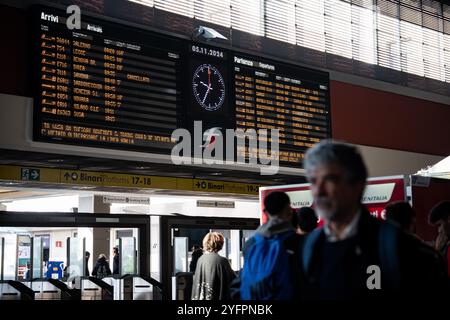 Torino, Italien. November 2024. Verspätungen und Zugausfälle am Bahnhof &#x201c;Porta Nuova&#x201d; Turin. Eisenbahnarbeiter, die von mehreren großen Gewerkschaften Italiens vertreten werden, planen einen landesweiten Achtstundenstreik zwischen 09:00 und 17:00 Uhr am 5. November. Der Zweck der Aktion ist es, gegen die angebliche zunehmende Unsicherheit in den Zügen zu protestieren; die Arbeitsunterbrechung ist eine Reaktion auf eine kürzlich erstochene Erstochung eines Zugführers an einem Bahnhof in Rivarolo. Turin, Dienstag, 5. November 2024. (Foto: Marco Alpozzi/Lapresse) Credit: LaPresse/Alamy Live News Stockfoto