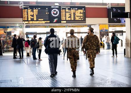 Torino, Italien. November 2024. Eisenbahnpolizei und italienische Armee patrouillieren in der Station Porta nuova Eisenbahnarbeiter, die von mehreren großen italienischen Gewerkschaften vertreten sind, planen einen landesweiten, achtstündigen Streik zwischen 09:00 und 17:00 Uhr am 5. November. Der Zweck der Aktion ist es, gegen die angebliche zunehmende Unsicherheit in den Zügen zu protestieren; die Arbeitsunterbrechung ist eine Reaktion auf eine kürzlich erstochene Erstochung eines Zugführers an einem Bahnhof in Rivarolo. Turin, Dienstag, 5. November 2024. (Foto: Marco Alpozzi/Lapresse) Credit: LaPresse/Alamy Live News Stockfoto