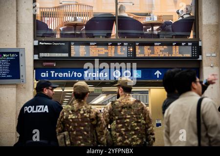 Torino, Italien. November 2024. Eisenbahnpolizei und italienische Armee patrouillieren in der Station Porta nuova Eisenbahnarbeiter, die von mehreren großen italienischen Gewerkschaften vertreten sind, planen einen landesweiten, achtstündigen Streik zwischen 09:00 und 17:00 Uhr am 5. November. Der Zweck der Aktion ist es, gegen die angebliche zunehmende Unsicherheit in den Zügen zu protestieren; die Arbeitsunterbrechung ist eine Reaktion auf eine kürzlich erstochene Erstochung eines Zugführers an einem Bahnhof in Rivarolo. Turin, Dienstag, 5. November 2024. (Foto: Marco Alpozzi/Lapresse) Credit: LaPresse/Alamy Live News Stockfoto