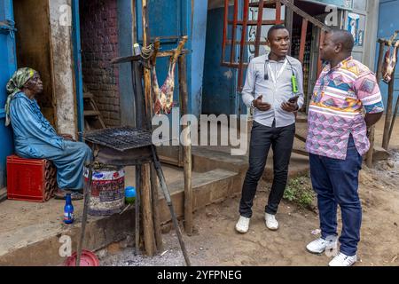 Kongolesische Männer reden vor einem Restaurant in Bukavu, DRK Stockfoto