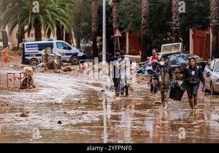 Überschwemmungen und starker Regen in der spanischen Region Valencia 4. November 2024, Catarroja, Spanien: Als Folge der Überschwemmungen stapelten sich zerstörte Autos und Schutt auf den Straßen. Mehr als 200 Menschen starben bei Sturzfluten, die das Gebiet um Valencia, insbesondere die Städte Paiporta, Sedavi und Benatusser, heimsuchten, bei einer Naturkatastrophe, die als die schlimmste in der Geschichte Spaniens und als eine der schlimmsten in der Geschichte Europas gilt. Die Überschwemmungen wurden durch ein atmosphärisches Phänomen verursacht, das als Dana bekannt ist. Da viele Leichen noch unter den Trümmern liegen, wird die Zahl der Opfer voraussichtlich steigen. Paiporta Spain S Stockfoto