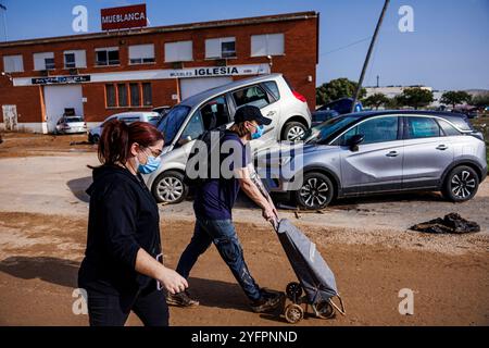 Überschwemmungen und heftiger Regen in der spanischen Region Valencia 4. November 2024, Paiporta, Spanien: Zerstörte Autos und Schutt werden als Folge der Überschwemmungen in den Straßen gestapelt. Mehr als 200 Menschen starben bei Sturzfluten, die das Gebiet um Valencia, insbesondere die Städte Paiporta, Sedavi und Benatusser, heimsuchten, bei einer Naturkatastrophe, die als die schlimmste in der Geschichte Spaniens und als eine der schlimmsten in der Geschichte Europas gilt. Die Überschwemmungen wurden durch ein atmosphärisches Phänomen verursacht, das als Dana bekannt ist. Da viele Leichen noch unter den Trümmern liegen, wird die Zahl der Opfer voraussichtlich steigen. Paiporta Spain Sp Stockfoto