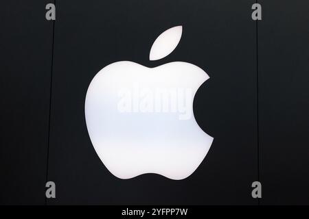 Äußere eines Apple Stores mit Logo. Frankreich. Stockfoto