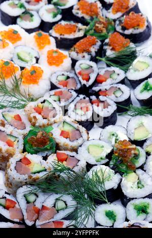 Verschiedene japanische Brötchen und Sushi auf einem Teller. Japanisches Essen. Stockfoto
