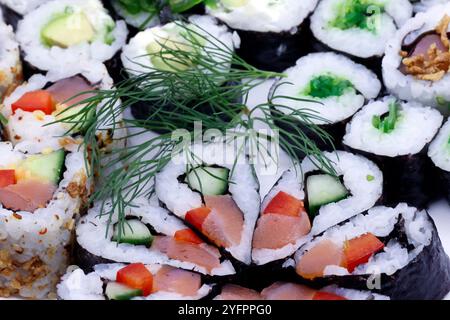 Verschiedene japanische Brötchen und Sushi auf einem Teller. Japanisches Essen. Stockfoto