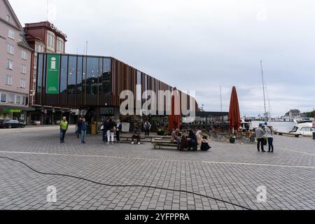 Bergen, Norwegen - 8. August 2022: Bergen Fish Market am Hafen von Bergen, Norwegen, ein beliebter Ort für Einheimische und Touristen. Das Marktangebot Stockfoto