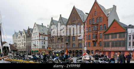 Bergen, Norwegen - 8. August 2022: Das Viertel Bryggen Hansa in Bergen, Norwegen, gehört zum UNESCO-Weltkulturerbe und ist berühmt für seine bunten Holzhäuser Stockfoto