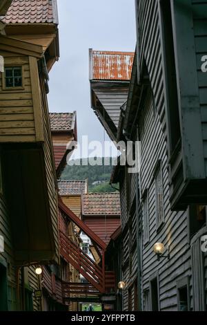 Bergen, Norwegen - 8. August 2022: Baudetails in Gassen zwischen hölzernen historischen Gebäuden durch enge Gassen des berühmten und historischen Viertels Stockfoto