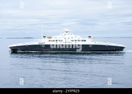 Bergen, Norwegen - 8. August 2022: Seitenansicht eines der Schiffe namens Raunefjord, von der Fährverbindung, die durch die Fjorde Norwegens bei Th fährt Stockfoto