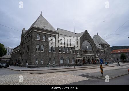 Bergen, Norwegen - 8. August 2022: Außenansicht des Bahnhofs Bergen, ein historisches Wahrzeichen im Herzen von Bergen, Norwegen. Ein eleganter, aus Stein gebauter Bahnhof Stockfoto