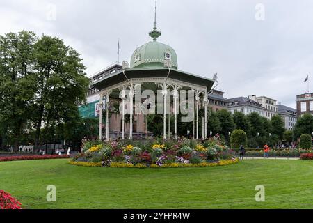 Bergen, Norwegen - 8. August 2022: Ehemaliger Musikpavillon umgeben von Blumen im Zentrum von Byparken, einem zentralen öffentlichen Park in der Stadt B. Stockfoto