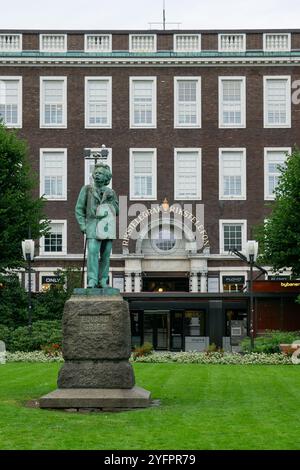 Bergen, Norwegen - 8. August 2022: Bronzestatue des berühmten Musikkomponisten Edvard Grieg im Byparken Park im Zentrum von Bergen mit Telegrafen Shopping Stockfoto